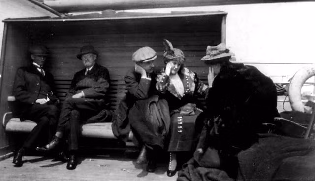 Những người sống sót trong vụ chìm tàu Titanic vẫn chưa hết bàng hoàng, sợ hãi sau khi trải qua sự cố "thập tử nhất sinh". Ảnh chụp trên boong tàu RMS Carpathia ngày 15/4/1912.