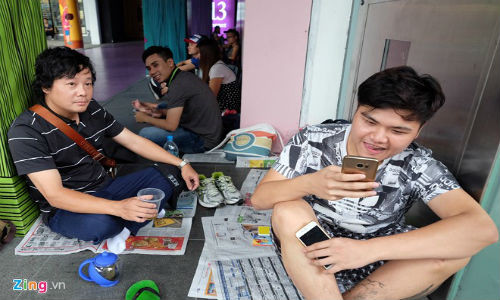 Nguyễn Vĩ Minh, sinh viên trường ERC Institute, cho biết anh cùng nhóm bạn khoảng 15 người đã đến đây từ 9h sáng, thay phiên nhau giữ chỗ và ăn uống. Theo Minh, một số người đã đến đây từ đêm 13/9 nhưng đến sáng mới bắt đầu xếp hàng. Một số sinh viên người Việt được thuê với giá 120 SGD/ngày (khoảng 2 triệu đồng).