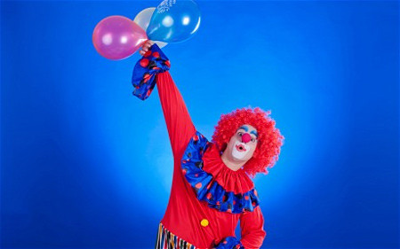 Rami Nader - nhà tâm lý học kiêm giám đốc Bệnh viện North Shore chuyên về lo âu và stress ở Vancouver (Canada) cho hay gốc rễ tâm lý của chứng ám ảnh sợ chú hề có thể liên quan đến việc các chú hề thường phải hóa trang rất dày, giấu đi cảm xúc thực sự và luôn nở nụ cười.