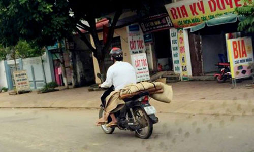 Canh kho thau troi cua gia dinh vu cho thi the bang xe may