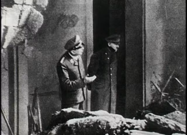 Bức ảnh này chụp trùm phát xít khét tiếng Adolf Hitler khoảng 2 ngày trước khi nhà độc tài Đức quốc xã tự sát khi hay tin Berlin thất thủ.