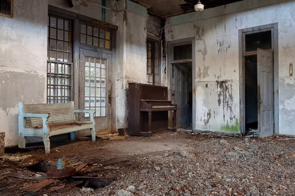 Khung cảnh hoang tàn, ớn lạnh bên trong bệnh viện tâm thần Taunton ở Massachusetts.