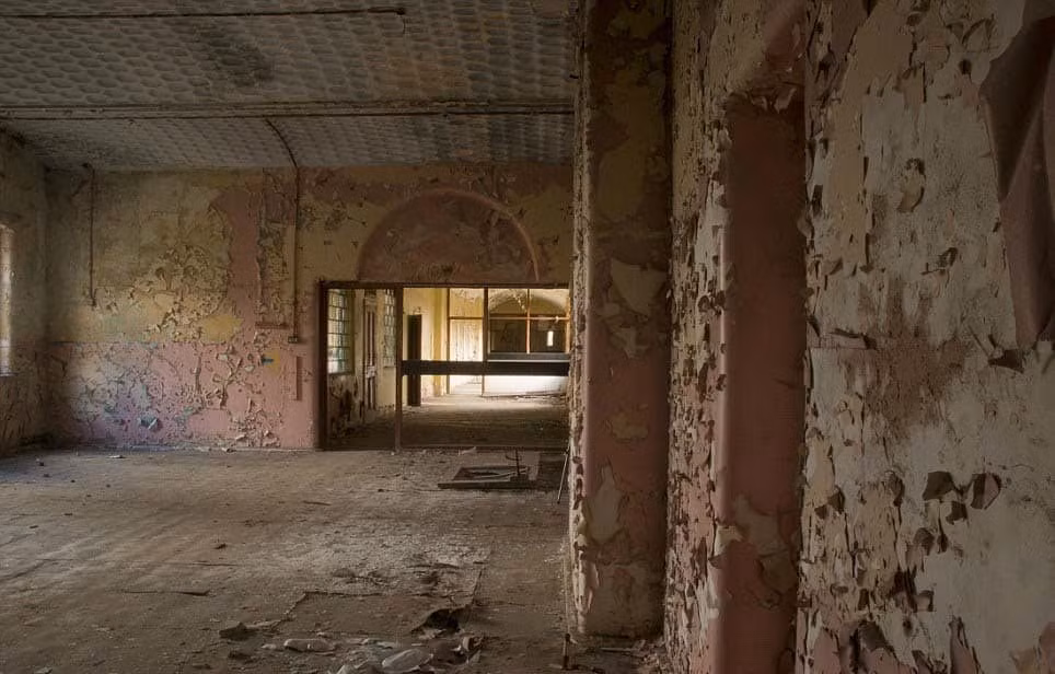 Bệnh viện St. John’s ở Anh từng là nơi điều trị hàng trăm bệnh nhân. Có thời điểm, bệnh viện tâm thần này có tới 944 giường bệnh. Đến năm 1990, bệnh viện này bị bỏ hoang. Khung cảnh ớn lạnh bên trong bệnh viện bỏ hoang này khiến nhiều người kinh sợ.