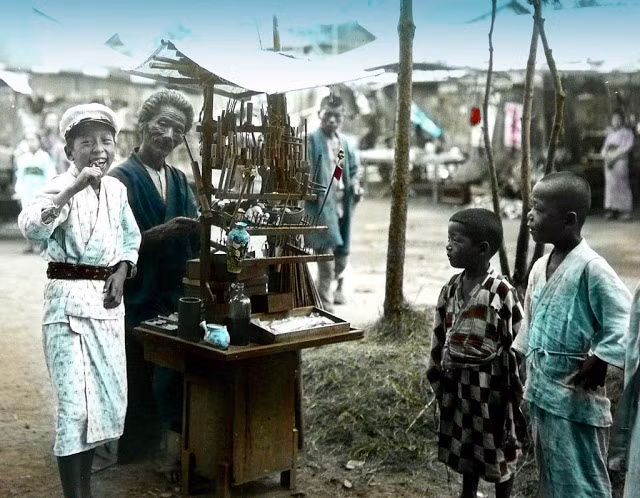 Trẻ em Nhật Bản thích thú đứng trước một quầy hàng.