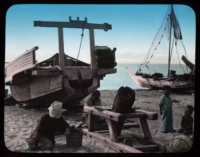 Trẻ em Nhật Bản chơi đùa bên bãi biển trong khi bố mẹ làm việc.