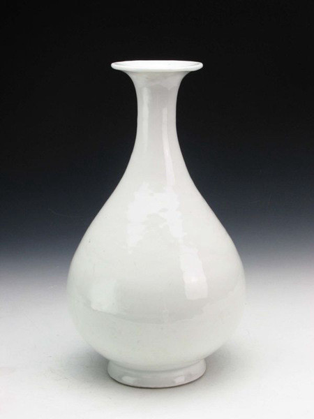 Bình cổ với nước men màu trắng tuyệt đẹp có niên đại vào thời hoàng đế Vĩnh Lạc (hay còn gọi Minh Thành Tổ - vị hoàng đế thứ 3 của nhà Minh).