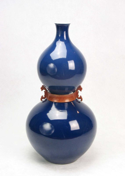 Bình màu xanh hình quả bầu vô cùng giá trị. Bảo vật này được tạo ra dưới thời hoàng đế nhà Thanh - Càn Long.