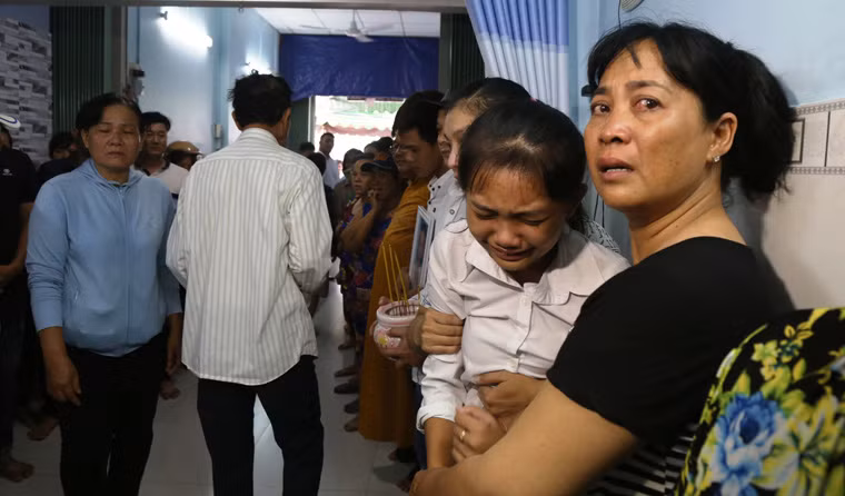 Những người thân không thể tin được cái chết quá đau lòng của cô gái trẻ.