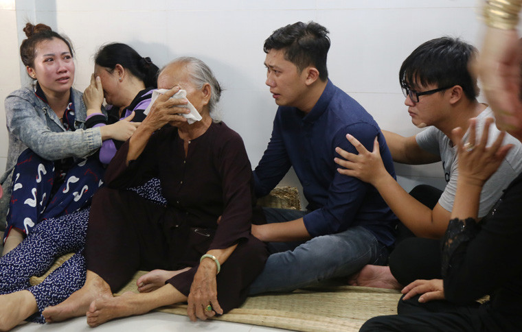 Chàng trai này (người mặc áo xanh) những ngày qua sống trong tuyệt vọng khi người yêu mất tích bí ẩn và đã ngã quỵ lúc nhận tin người vợ sắp cưới của mình bị sát hại rồi phân xác dã man.