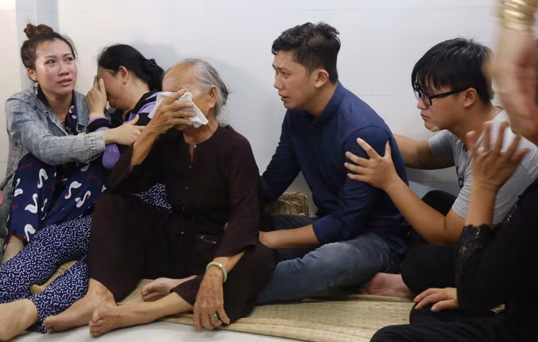 Chàng trai này (người mặc áo xanh) những ngày qua sống trong tuyệt vọng khi người yêu mất tích bí ẩn và đã ngã quỵ lúc nhận tin người vợ sắp cưới của mình bị sát hại rồi phân xác dã man.