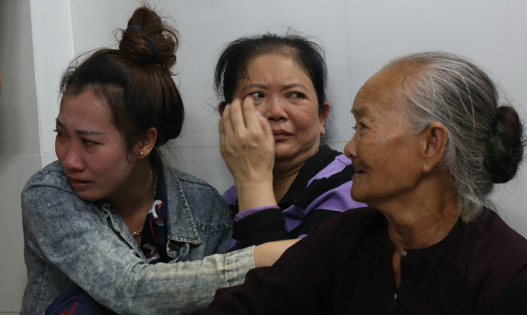 Cảnh tang tóc bao trùm căn nhà của nạn nhân khi linh cữu được đưa về nhà để lo hậu sự.