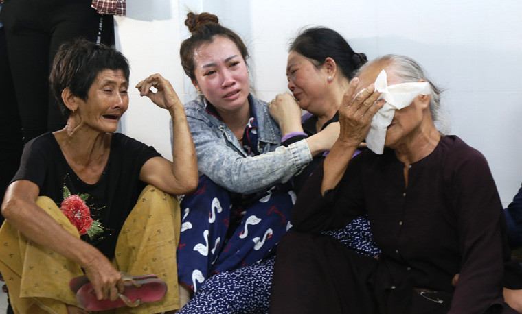 "Ai nỡ gây ra thảm cảnh tre già phải khóc măng non nhứ thế này. Nhi ơi phải chi bà ngoại chết được thay cho con...", bà ngoại của chị Nhi than khóc thảm thiết gọi tên đứa cháu gái của mình.