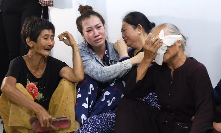 "Ai nỡ gây ra thảm cảnh tre già phải khóc măng non nhứ thế này. Nhi ơi phải chi bà ngoại chết được thay cho con...", bà ngoại của chị Nhi than khóc thảm thiết gọi tên đứa cháu gái của mình.