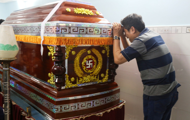 Người thân đau đớn bên linh cữu của chị Nhi.