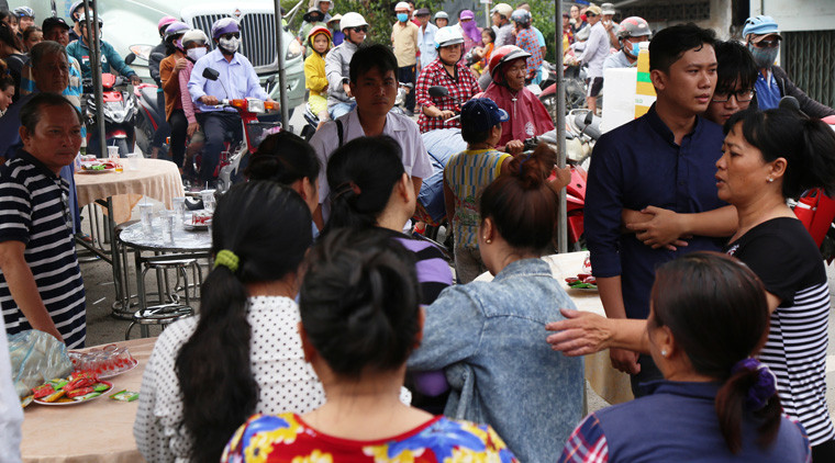 Ngay khi linh cữu của nạn nhân về đến nhà thì đã có rất đông người thân, bạn bè chờ sẵn để đón.