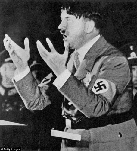 Do nhút nhát, rụt rè nên Hitler và Kubizek thường đứng ở một góc đường vào 5h chiều để có thể ngắm nhìn Stefanie lúc cô đi qua quảng trường chính. Theo lời kể của Kubizek, Hitler không thể rời mắt khỏi Stefanie. Vào thời điểm đó, Hitler thường rất tức giận khi các sĩ quan bắt chuyện với Stefanie thay vì bản thân tìm cách bắt chuyện, làm quen với người đẹp.
