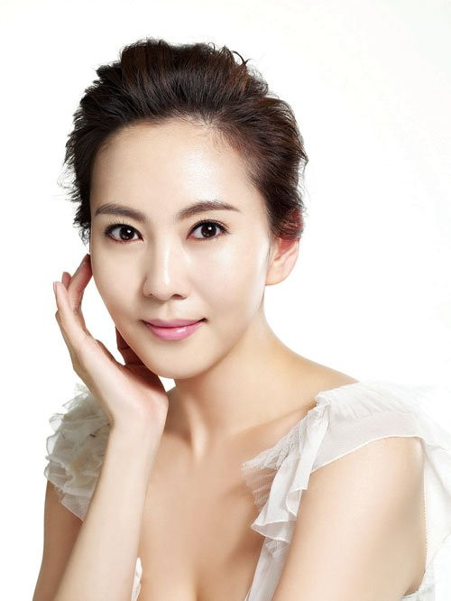 Làn da căng bóng, mịn màng của nữ diễn viên phim Người mẫu khiến nhiều người phải ngưỡng mộ. Người đẹp có một tổ ấm hạnh phúc và một sự nghiệp thành công.