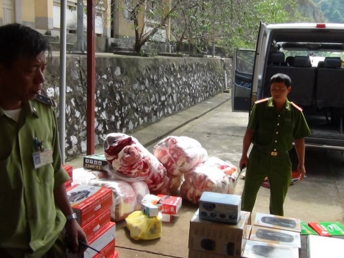 Một xe chở hàng lậu bị lực lượng chức năng phát hiện bắt giữ.