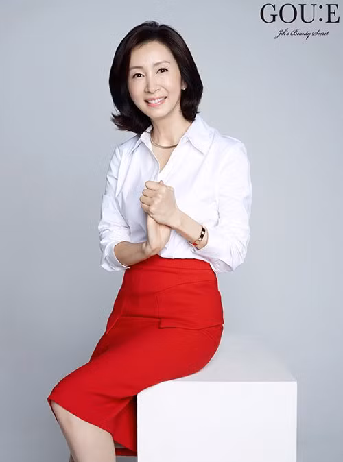 Jeon In Hwa sở hữu thân hình gọn gàng, nhỏ nhắn và đặc biệt là rất quyến rũ dù cô vừa bước sang tuổi 50.