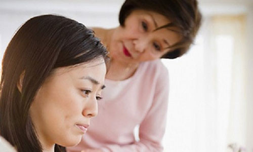 Ấy vậy mà mẹ chồng tôi lại nổi đóa lên giận dữ bảo không để chồng nghỉ ngơi lại cứ muốn bắt anh đi đi lại lại. (Ảnh minh họa).