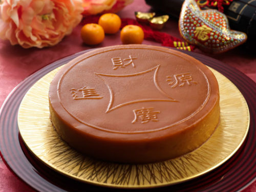 Vào dịp Tết Âm lịch, người Trung Quốc thường làm các món ăn mang nhiều ý nghĩa. Cụ thể, bánh tổ (Nian Gao - trong ảnh) (trong tiếng Trung Quốc “Gao” có nghĩa là bánh, “Nian” là chất dính, nghĩa là bánh nếp) ăn dịp tết để cầu mong các thành viên trong gia đình lúc nào cũng luôn gắn bó với nhau bền vững hay ăn mì với ý nghĩa là “trường thọ”.