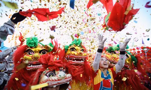 Trong suốt dịp Tết Âm lịch, người Trung Quốc tổ chức nhiều lễ hội náo nhiệt nhằm xua đuổi những linh hồn xấu xa, chào đón năm mới và những điều tốt đẹp.