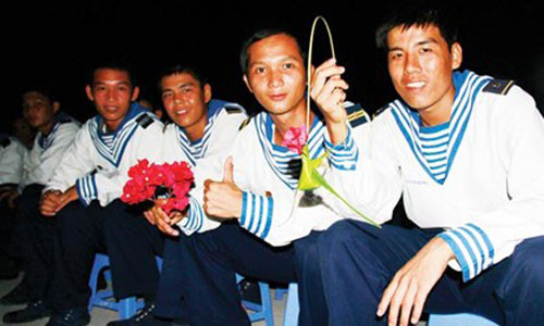 Các chiến sĩ trẻ trên đảo Sơn Ca chuẩn bị hoa và chim gấp bằng lá cây để tặng đội văn nghệ biểu diễn trên đảo.