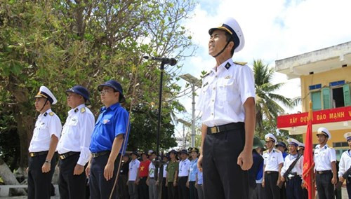 Một chiến sĩ đọc lời thề danh dự trong lễ chào cờ trên đảo Nam Yết.