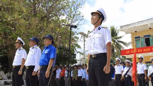 Một chiến sĩ đọc lời thề danh dự trong lễ chào cờ trên đảo Nam Yết.