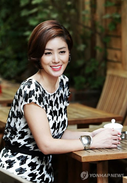 Ở độ tuổi 48, nữ diễn viên Kim Sung Ryung khiến người hâm mộ ngạc nhiên bởi thân hình gợi cảm, khuôn mặt đẹp hoàn hảo, làn da căng bóng, trắng mịn.