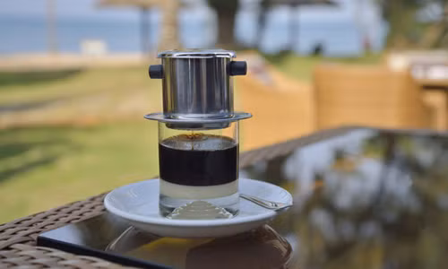 Cà phê Việt Nam vừa được Huffington Post giới thiệu trong danh sách 11 món ăn Đông Nam Á hấp dẫn mà du khách nhất định phải thử khi ghé thăm các quốc gia này. Theo Huffington Post, cà phê Việt Nam được miêu tả là loại đồ uống hoàn hảo khi được phê pha phin có cho thêm sữa đặc theo tỷ lệ. Thức uống này có thể khiến cà phê latte cảm thấy xấu hổ.