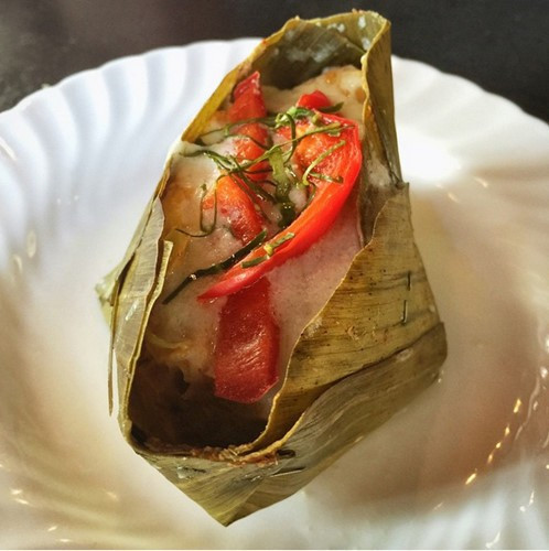 Amok Trey là món ăn truyền thống của người dân Campuchia. Theo đó, cá được nấu chín trong cà ri sữa dừa, ướp với nước sốt đặc biệt của người Khơ me rồi cuộn chặt trong lá chuối trước khi đem hấp.