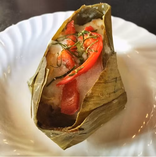 Amok Trey là món ăn truyền thống của người dân Campuchia. Theo đó, cá được nấu chín trong cà ri sữa dừa, ướp với nước sốt đặc biệt của người Khơ me rồi cuộn chặt trong lá chuối trước khi đem hấp.