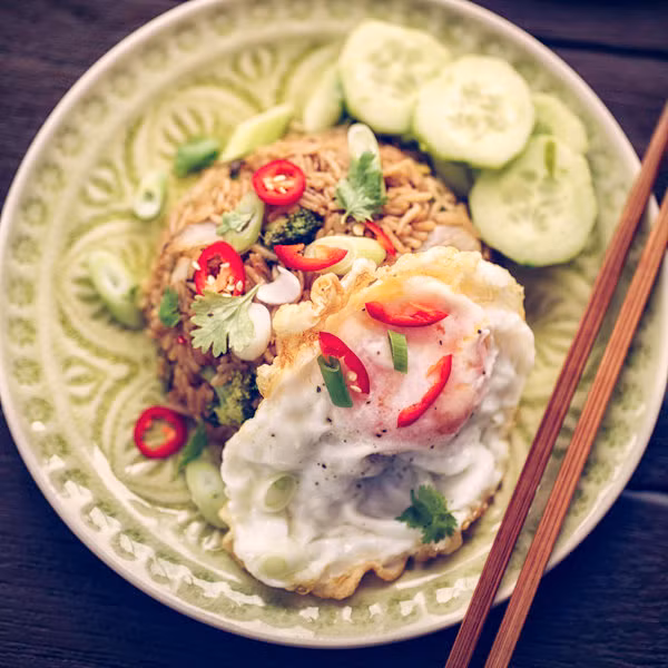 Nasi Goreng là món ăn Đông Nam Á hấp dẫn thực khách khi ghé thăm đất nước Malaysia. Đây là món cơm rang với thịt gà hoặc hải sản, rau, trứng và xì dầu hơi ngọt.