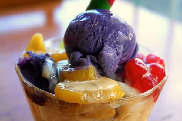 Để làm nên món tráng miệng ngon tuyệt Halo-Halo của Philippines, các đầu bếp cho đá bào vào trong cốc hoặc bát. Kế đến, đầu bếp phủ lên trên trái cây, xi rô, trân châu, thạch, mứt khoai lang tím...