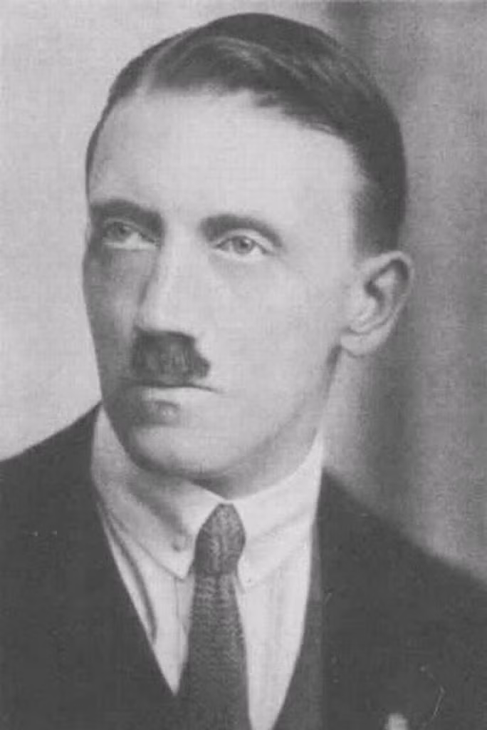Diện mạo trùm phát xít Hitler khi là một nhà chính trị trẻ tuổi năm 1921.