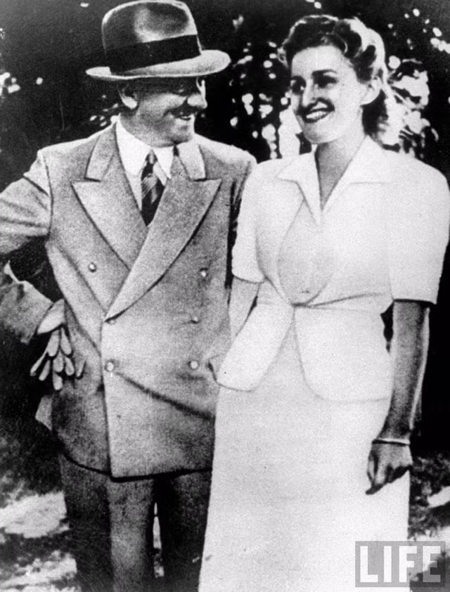 Bức ảnh hiếm hoi chụp trùm phát xít Hitler nở nụ cười rạng rỡ bên người tình lâu năm Eva Braun.