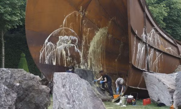 Tác phẩm Dirty Corner (Góc Bẩn) của nghệ sĩ Anish Kapoor đã bị phá hỏng. Tác phẩm là sự kết hợp điêu khắc với nghệ thuật sắp đặt, được làm bằng thép rỉ, dài tới 60 thước, đặt trong khuôn khổ cuộc triển lãm nghệ thuật đương đại tại lâu đài Versailles, nhưng đã bị tạt đầy nước sơn màu vàng. Tác phẩm bị cho là quá ‘’chướng mắt’’ trong khuôn viên vườn thượng uyển, nổi tiếng là thơ mộng trữ tình của cung điện Versailles sang trọng cổ kính, gây tranh cãi đến mức bị phá hoại. Anish Kapoor đã mô tả tác phẩm này giống như là ‘’âm đạo’’ của một nữ hoàng Ai cập hay của một nhân sư, câu nói như vậy dễ gây hiểu lầm và đâm ra phản tác dụng.