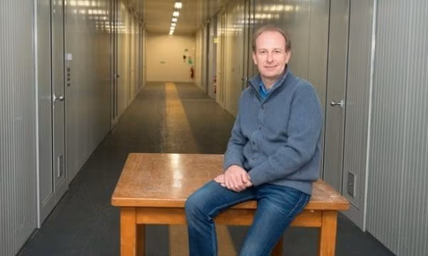 Nhà môi giới nghệ thuật Yves Bouvier bị bắt tại Monaco. Doanh nhân người Thụy Sĩ, đồng thời là nhà môi giới tranh nổi tiếng Yves Bouvier dính scandal kinh hoàng khi bị bắt giữ hồi tháng 3/2015 với cáo buộc nâng mức giá của bức tranh được ủy quyền môi giới để bỏ túi riêng hơn 22 triệu USD.