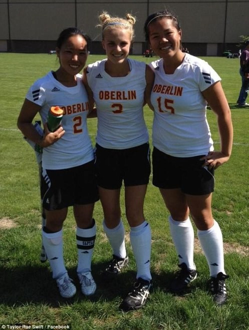 Taylor (giữa) chỉ là nữ sinh bình thường, thích chơi hockey sân cỏ.