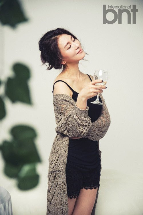 Lee Il Hwa sở hữu nhan sắc trẻ đến mức không thể tin được ở tuổi 44. Dù trong các bộ phim truyền hình, nhan sắc của Lee II Hwa thường xuyên bị “dìm” với vẻ ngoài lôi thôi, nhếch nhác.