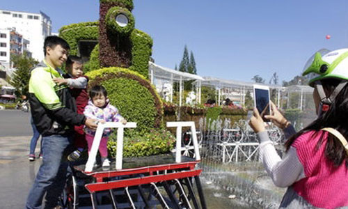 Để bảo vệ du khách, tránh tình trạng “chặt chém” trong dịch vụ ăn uống, tăng giá phòng sai với giá đăng ký với Chi cục Thuế, TP Đà Lạt đã lập hẳn một tổ chuyên phụ trách đường dây nóng trực 24/24 giờ... (Ảnh minh họa).