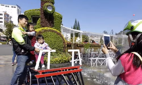 Để bảo vệ du khách, tránh tình trạng “chặt chém” trong dịch vụ ăn uống, tăng giá phòng sai với giá đăng ký với Chi cục Thuế, TP Đà Lạt đã lập hẳn một tổ chuyên phụ trách đường dây nóng trực 24/24 giờ... (Ảnh minh họa).