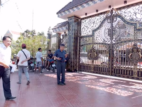 Thiếu tướng Hồ Sỹ Tiến (áo xanh đen), Cục trưởng, Cục Cảnh sát điều tra tội phạm về trật tự xã hội (C45) Bộ công an đã đến hiện trường vụ án để xem xét các dấu vết để chỉ đạo điều tra phá án.