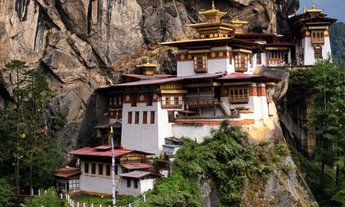 Tu viện Taktsang là nơi linh thiêng nhất của vương quốc Bhutan được các tín đồ Phật giáo vô cùng tôn kính. Tu viện này nằm chênh vênh trên vách núi cao ngất giữa tầng mây nhìn xuống thung lũng Paro.