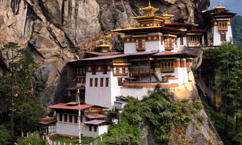 Tu viện Taktsang là nơi linh thiêng nhất của vương quốc Bhutan được các tín đồ Phật giáo vô cùng tôn kính. Tu viện này nằm chênh vênh trên vách núi cao ngất giữa tầng mây nhìn xuống thung lũng Paro.