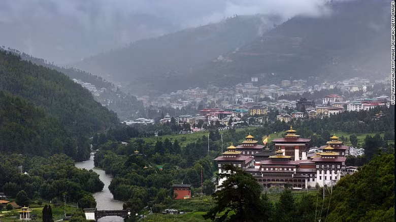  Vương quốc bí ẩn bậc nhất thế giới Bhutan có đa số người dân theo đạo Phật nên hầu như ở nơi đâu cũng xuất hiện cờ phướn của nhà Phật tung bay. Trong suốt nhiều thế kỷ, Bhutan dường như tách biệt với thế giới bên ngoài và sở hữu nhiều kỳ quan nổi tiếng nhưng không kém phần bí ẩn. Trong ảnh là tu viện Tashichho Dzong. Hiện nơi đây là cơ quan hành chính của nhà nước, nơi đặt ngự phòng của nhà vua.