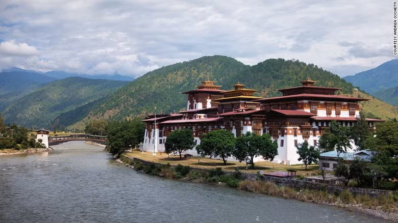 Pháo đài Punakha là cung điện của Hoàng gia Bhutan cho đến giữa thế kỷ 20. Cung điện hoàng gia này nằm giữa hai con sông nổi tiếng là Pho Chu và Mo Chu. Punakha cũng là pháo đài lớn nhất Bhutan.