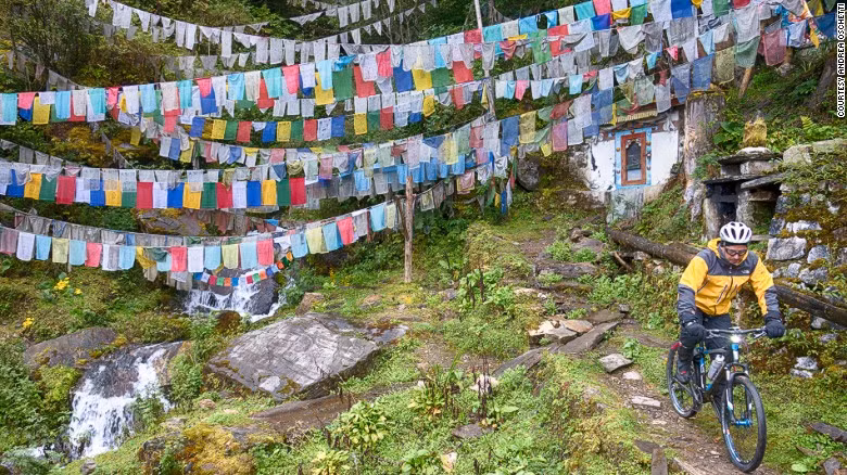 Vương quốc Bhutan coi hạnh phúc là giá trị cuộc sống nên sự giàu có của quốc gia được đong đếm bằng hạnh phúc của người dân. Thêm vào đó, người có khái niệm giữ gìn và bảo vệ môi trường thiên nhiên cao để tránh xảy ra những tác động tiêu cực đến môi trường, kể cả hoạt động du lịch.