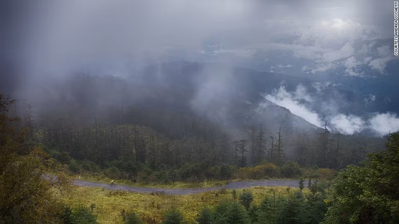 Bhutan nằm ẩn mình bên dãy núi Himalaya hùng vĩ nên những chuyến du lịch trekking (đi bộ khám phá) hoặc đạp xe đạp là trải nghiệm thú vị thăm thú những cảnh quan ngoạn mục của vương quốc này.
